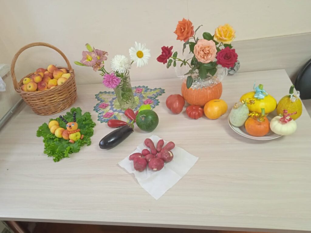 Овощи лежат на столе