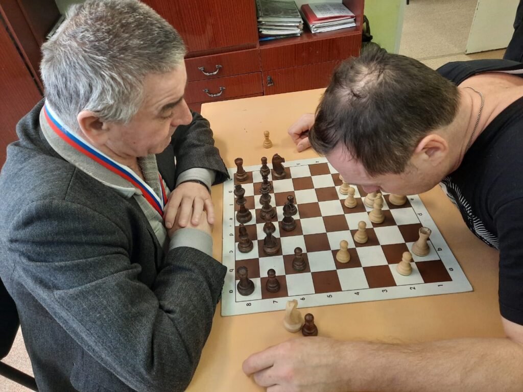 Изображение люди играют в шахматы
